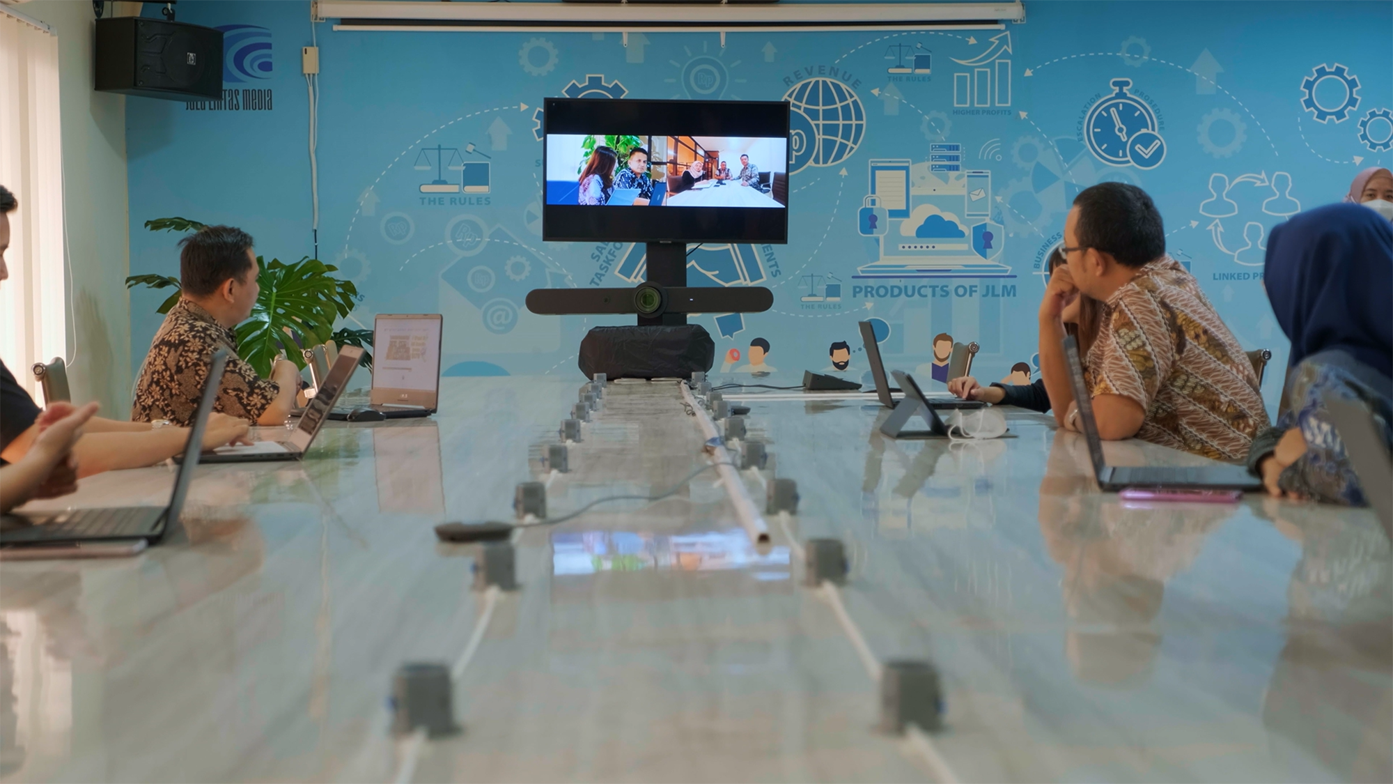Personnes participant à une réunion en visioconférence avec Logitech Rally Bar et Tap